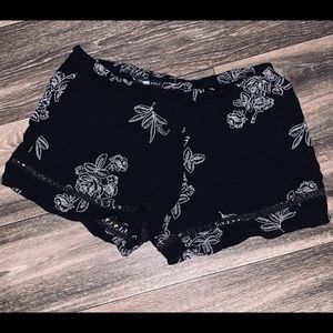 Kendall & Kylie Highwaisted Flowy Shorts